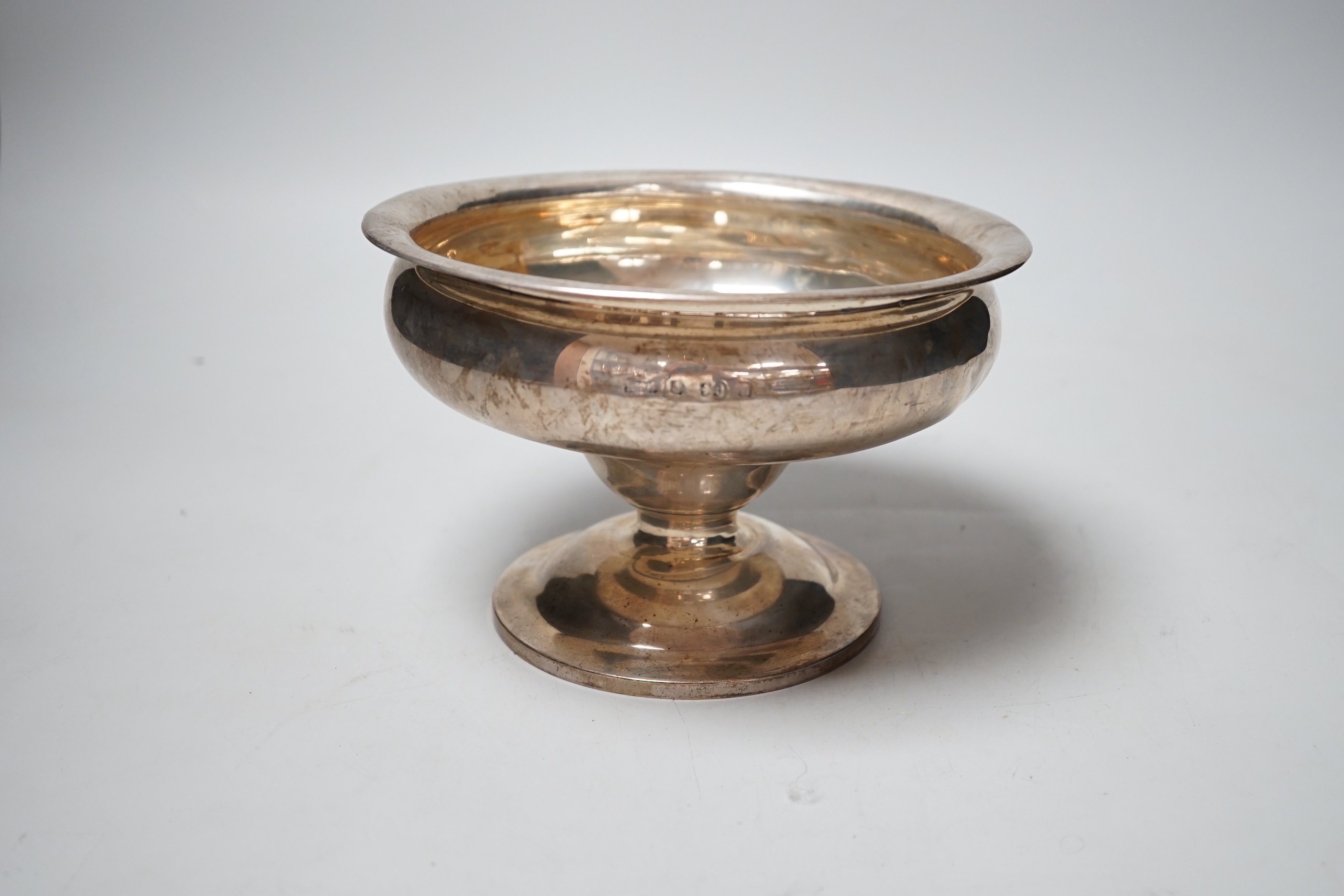 An Edwardian silver pedestal bowl, indistinct maker's mark, Birmingham, 1903, diameter 18.6cm, 12.6oz.